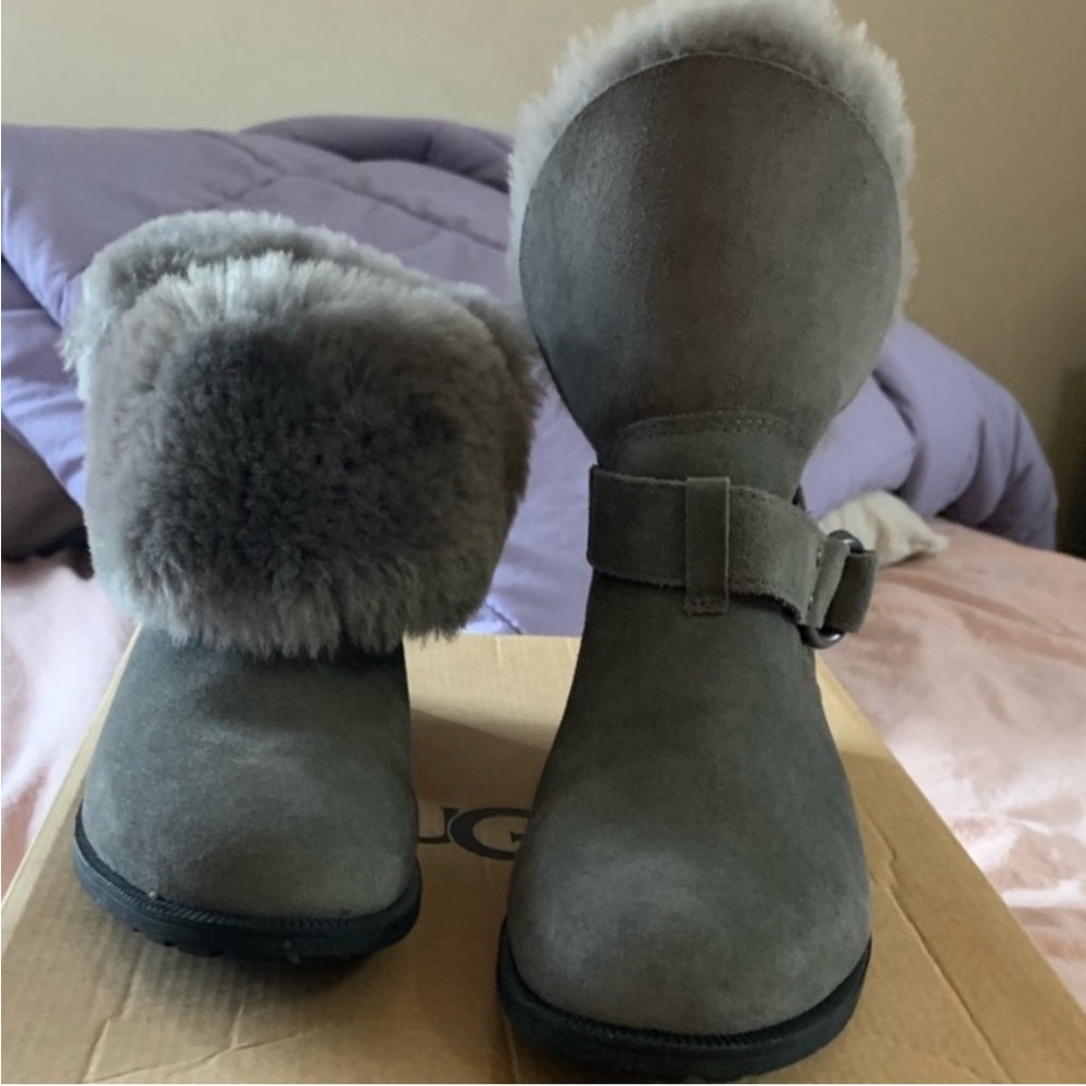 X SOLD X UGG women’s Bodie boots -Charcoal, size7 brand new w/box - Picture 2 of 5